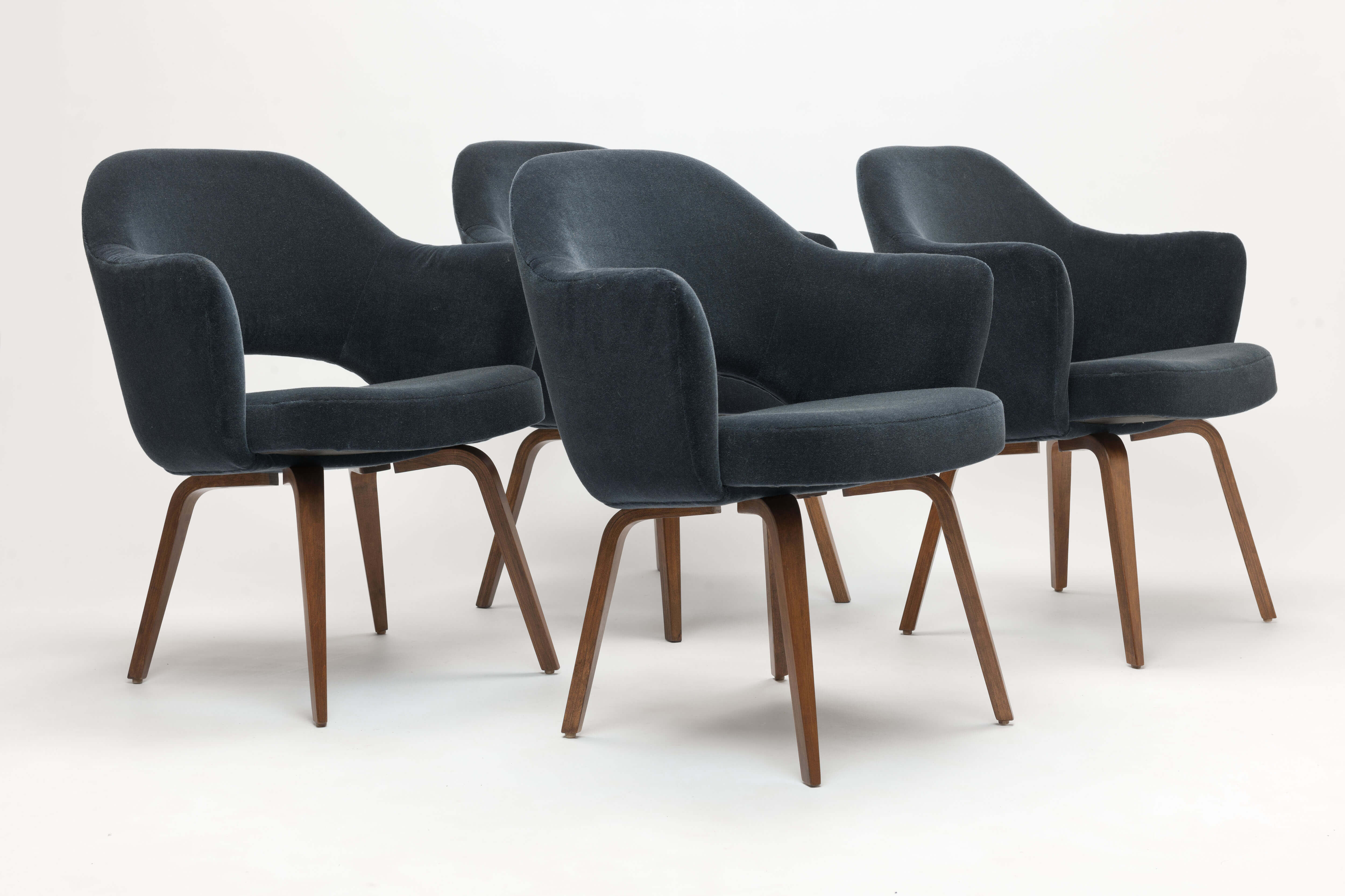 Vier Vintage Eero Saarinen Executive Armchairs met houten poten