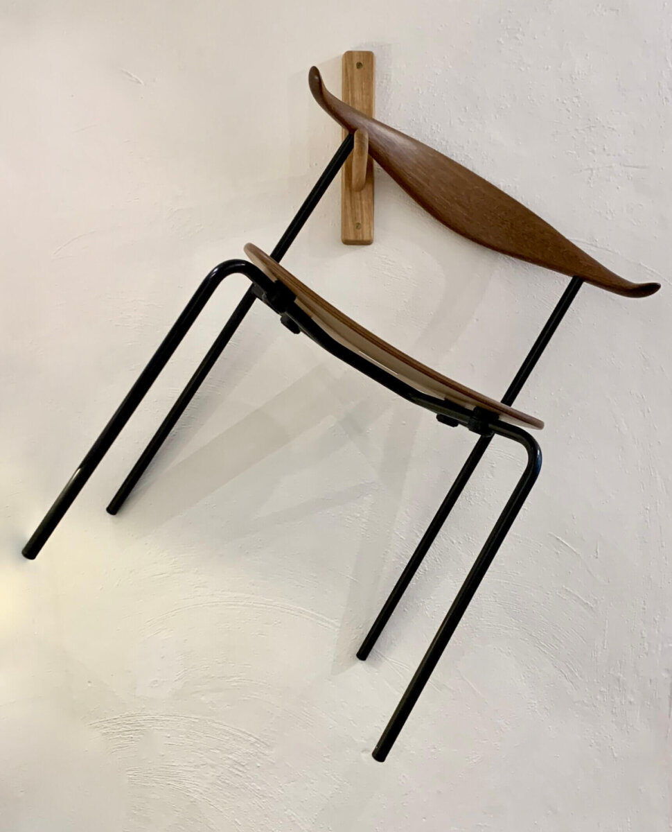 CH88T chair – Gerookt eiken met zwart frame