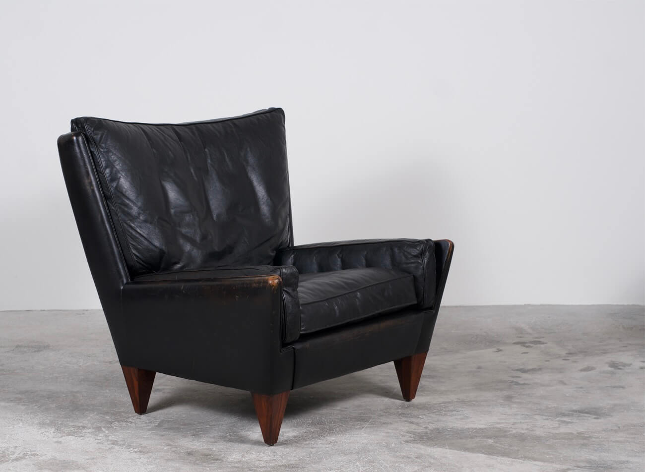 V11 Lounge Chair