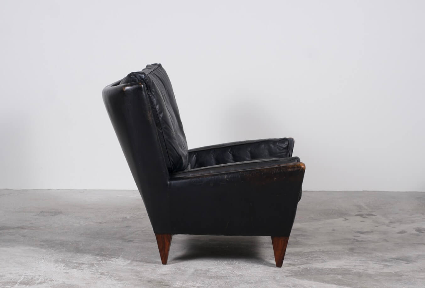 V11 Lounge Chair