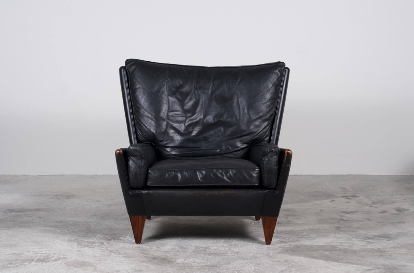 V11 Lounge Chair