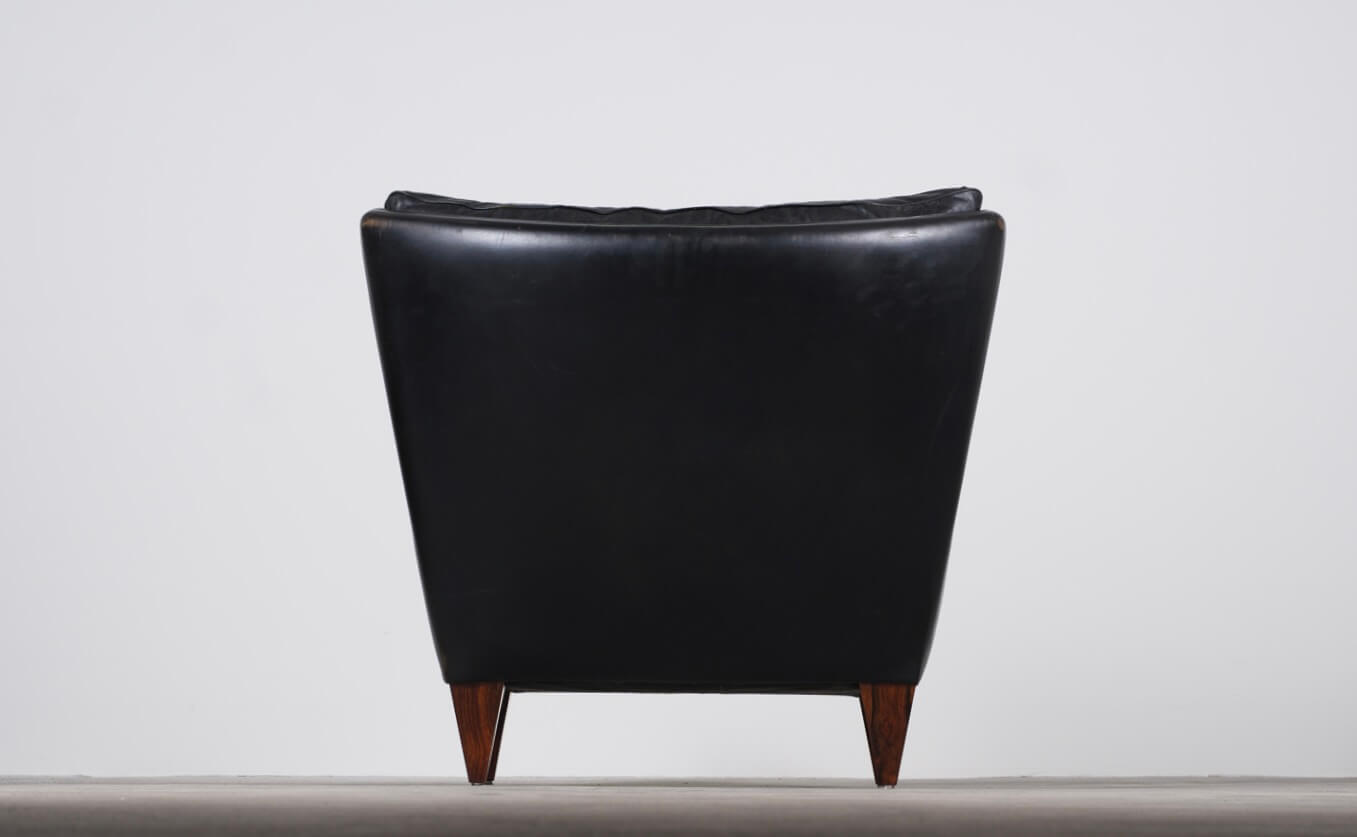 V11 Lounge Chair