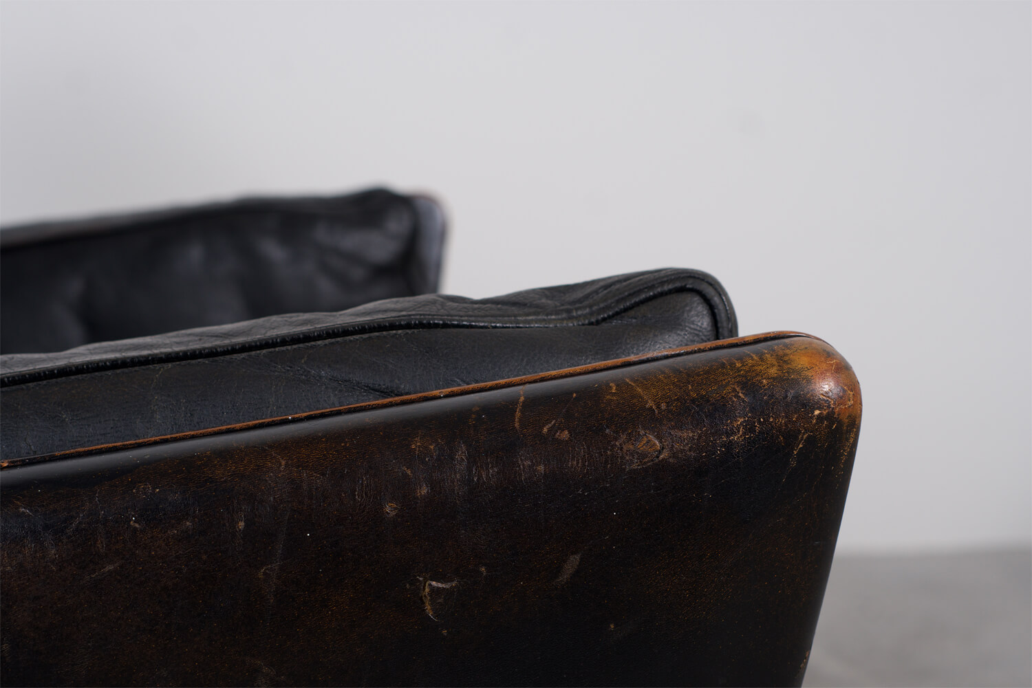 V11 Lounge Chair