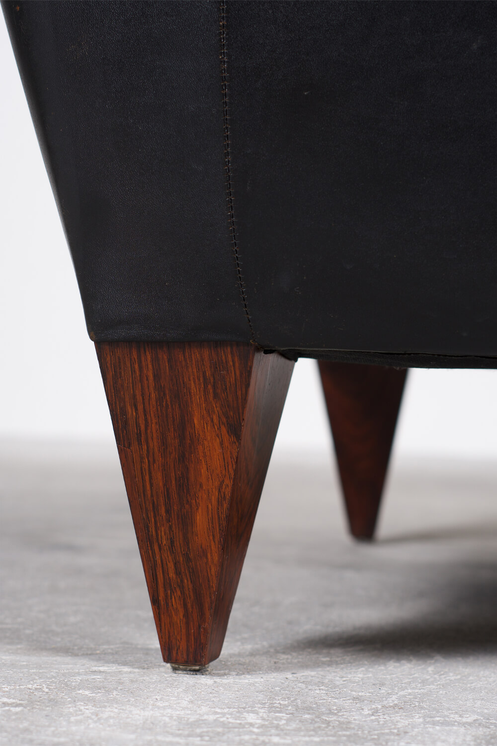 V11 Lounge Chair